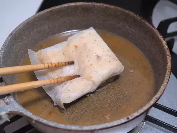 揚げ油に浮いたカス、どう取り除く？　画期的な方法に「その発想はなかった」