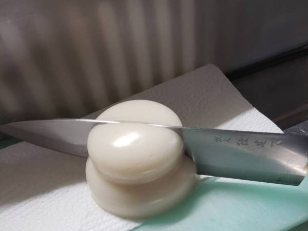 「餅を半分にしようとしたら…」　予想外な展開に、ネットざわざわ！