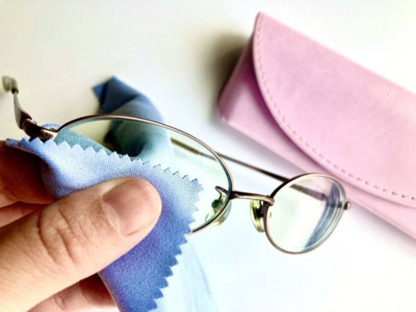 なぜティッシュでメガネを拭いてはダメ？　パリミキの回答に「初耳でした…」