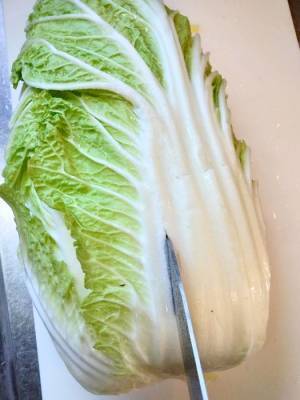白菜の葉がまな板で散らばらない切り方　「そこに切れ込みを」「なるほど」