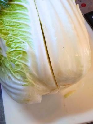 白菜の葉がまな板で散らばらない切り方　「そこに切れ込みを」「なるほど」
