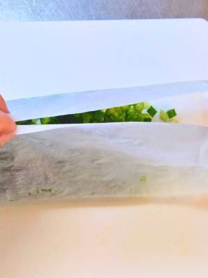 まな板で散らばる小ネギ　どう集める？　方法に「それを使うのか」「有益」