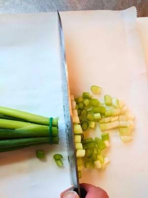 まな板で散らばる小ネギ　どう集める？　方法に「それを使うのか」「有益」