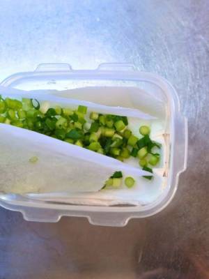 まな板で散らばる小ネギ　どう集める？　方法に「それを使うのか」「有益」