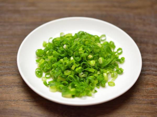 まな板で散らばる小ネギ　どう集める？　方法に「それを使うのか」「有益」