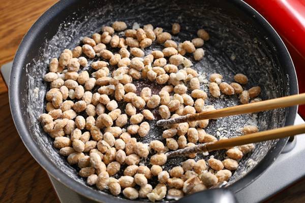 節分の豆を砂糖と水と煮詰めたら？　完成したものに「止まらない」「秒でなくなる」