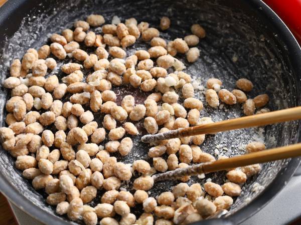 節分の豆を砂糖と水と煮詰めたら？　完成したものに「止まらない」「秒でなくなる」