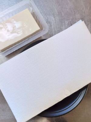 豆腐の水切り、効率化するには？　方法に「これなら簡単」「めっちゃ楽」