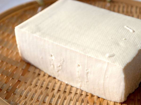 豆腐の水切り、効率化するには？　方法に「これなら簡単」「めっちゃ楽」