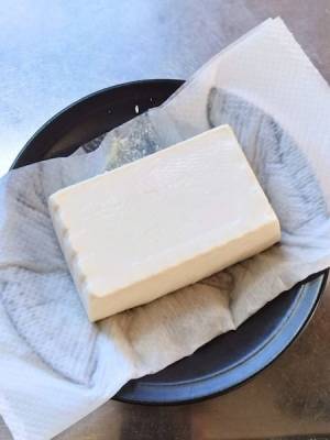 豆腐の水切り、効率化するには？　方法に「これなら簡単」「めっちゃ楽」