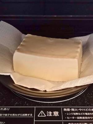 豆腐の水切り、効率化するには？　方法に「これなら簡単」「めっちゃ楽」