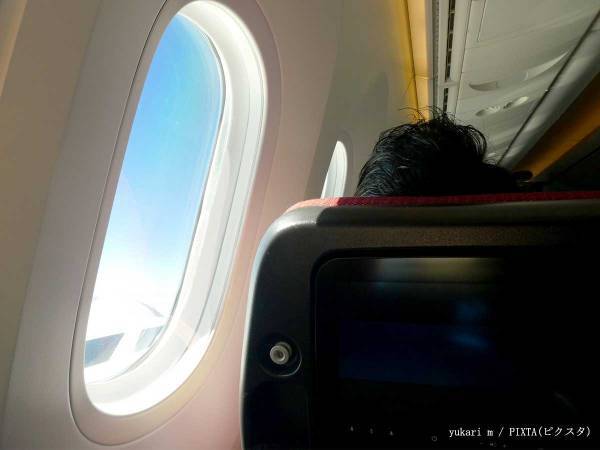 飛行機に乗った赤ちゃん連れの女性、隣の人に謝罪すると？　歌手の投稿に３４万いいね！