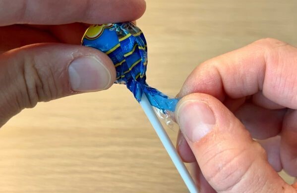 チュッパチャップス、開け方に正解は？　販売代理店の回答に「初めて知った」「確かに簡単」