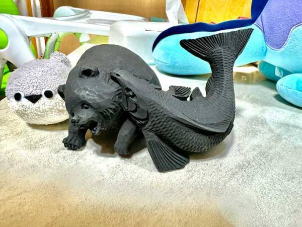 「木彫りのクマ置くの憧れだったんですよ」　写真に「待って」「なんか違くね…？」