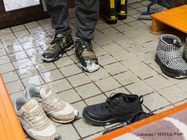 雪の日は靴にアレ貼って！　超簡単な『裏技』に「知らなかった！」「マジか」