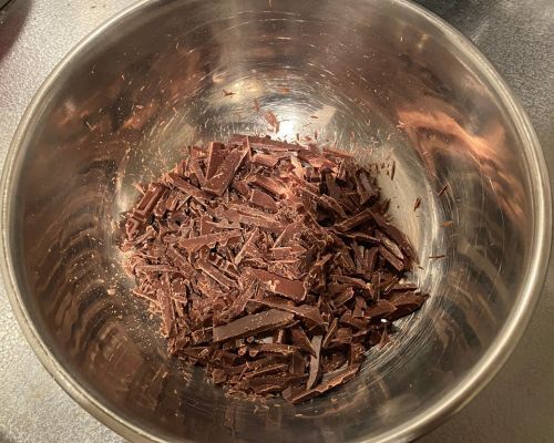 ステンレスのボウルに入った砕いたチョコレート
