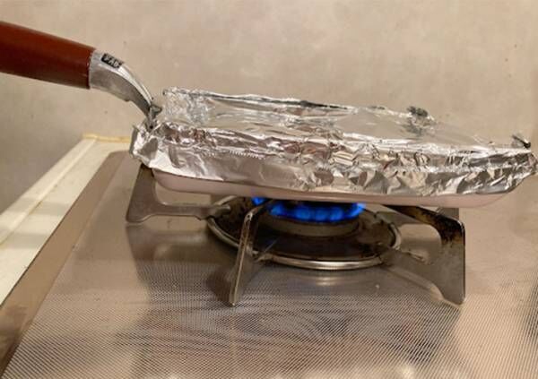 卵焼き器にアルミホイルをかぶせごく弱火で２０分焼いている写真
