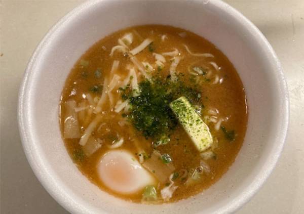 アレと辛味噌の相性バツグン！　カップ麺『龍上海本店』に入れるべきものとは…