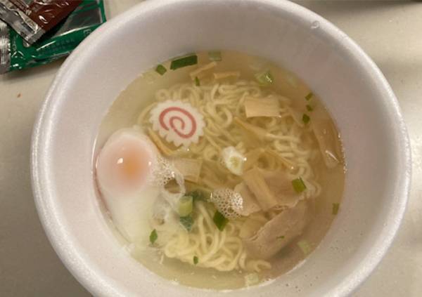 アレと辛味噌の相性バツグン！　カップ麺『龍上海本店』に入れるべきものとは…