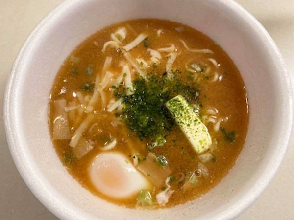 アレと辛味噌の相性バツグン！　カップ麺『龍上海本店』に入れるべきものとは…
