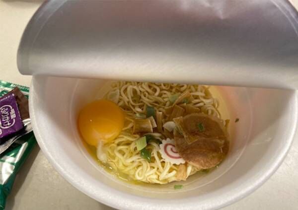 『セブンプレミアム龍上海本店』のフタを開けかやくと卵を入れた写真