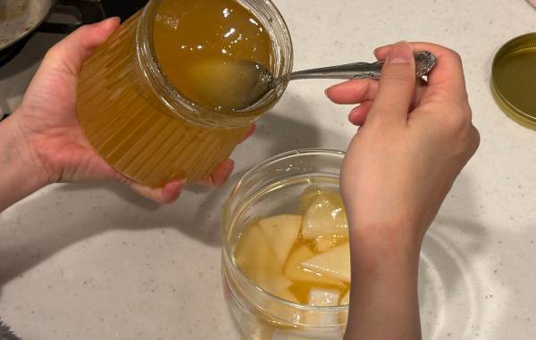 ハチミツとアレだけで作れる！　ノドのイガイガを緩和するレシピを紹介
