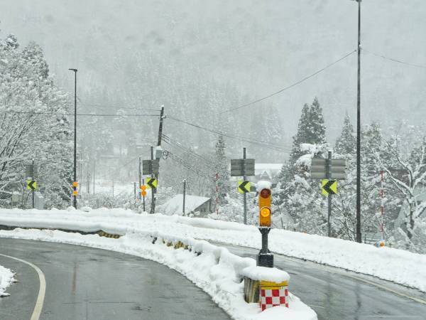 冬の運転で事故を防ぐには？　政府広報が教える要注意ポイントに「勉強になった」