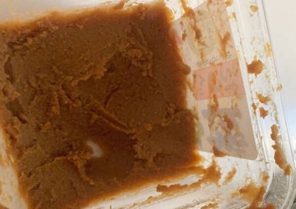 スリーコインズの『味噌マドラー』で味噌のパッケージの壁をきれいに取れた状態の写真