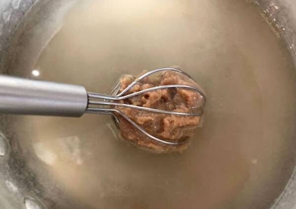 味噌をすくったスリーコインズの『味噌マドラー』をお鍋に入れ味噌を混ぜ入れている写真