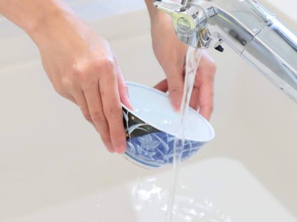 手洗れが気になる食器洗い、どうすればいい？　花王の教えるコツに「めっちゃ助かる」
