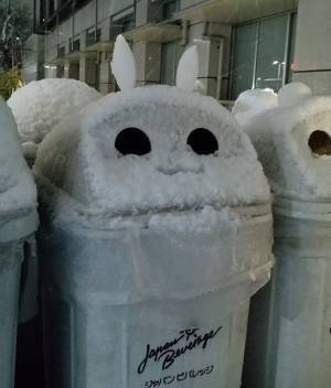 雪でウサギになったゴミ箱　その後の姿に「癒される」「ナイスアイディア！」