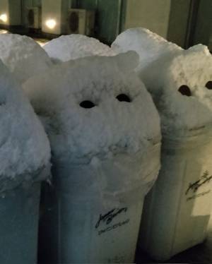 雪でウサギになったゴミ箱　その後の姿に「癒される」「ナイスアイディア！」