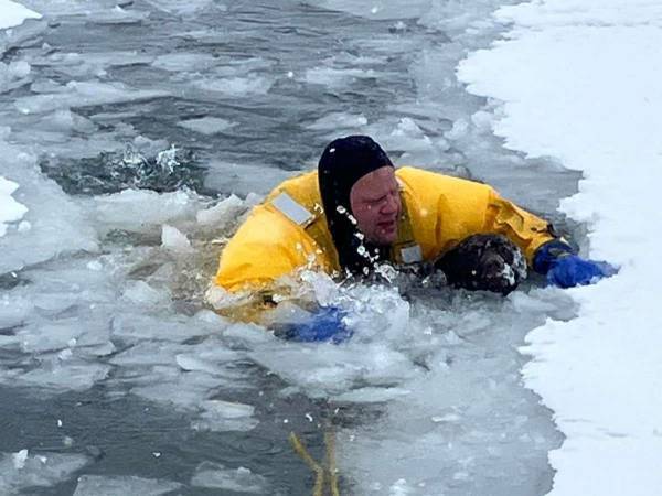あと少し遅かったら…　凍った湖に落ちた犬　救助された時の状態にゾッとする