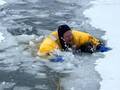 あと少し遅かったら…　凍った湖に落ちた犬　救助された時の状態にゾッとする