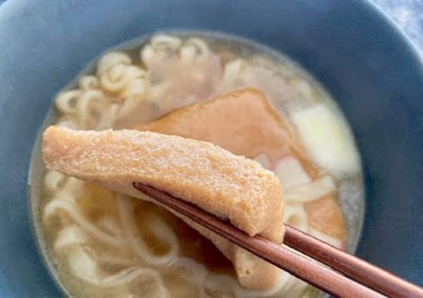 カップ容器から取り出した『どん兵衛』　まさかの食べ方に「透明」「ビックリした」