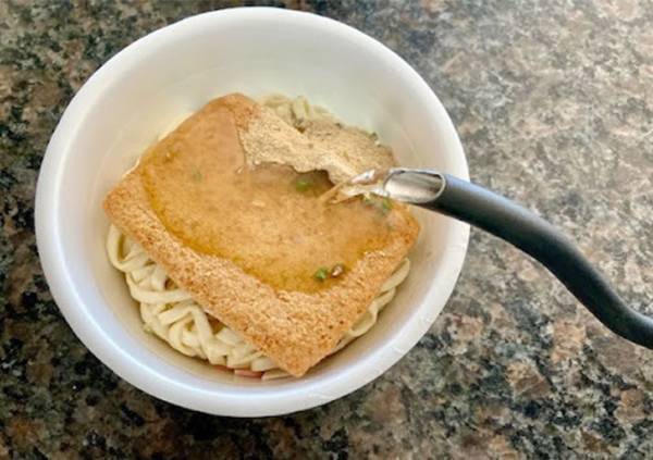 カップ容器から取り出した『どん兵衛』　まさかの食べ方に「透明」「ビックリした」