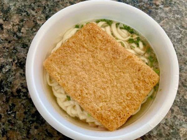 カップ容器から取り出した『どん兵衛』　まさかの食べ方に「透明」「ビックリした」