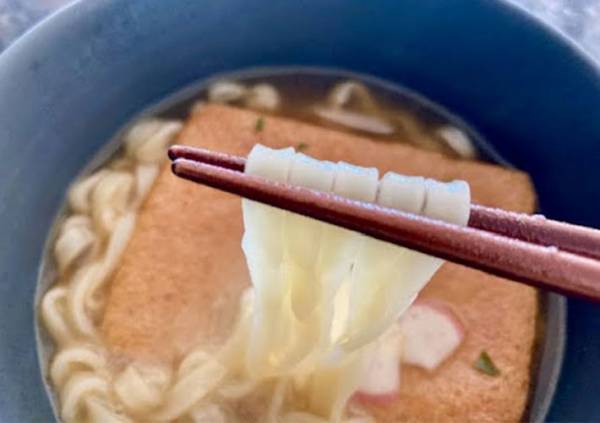 カップ容器から取り出した『どん兵衛』　まさかの食べ方に「透明」「ビックリした」