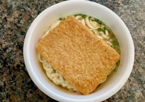 カップ容器から取り出した『どん兵衛』　まさかの食べ方に「透明」「ビックリした」