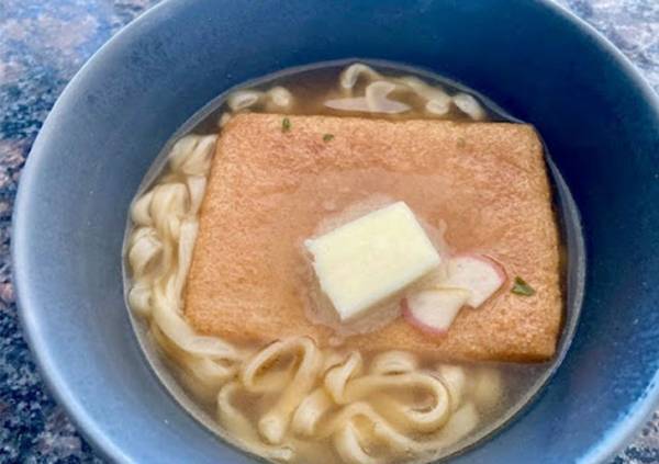 カップ容器から取り出した『どん兵衛』　まさかの食べ方に「透明」「ビックリした」