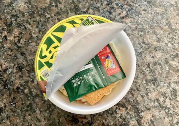 カップ容器から取り出した『どん兵衛』　まさかの食べ方に「透明」「ビックリした」