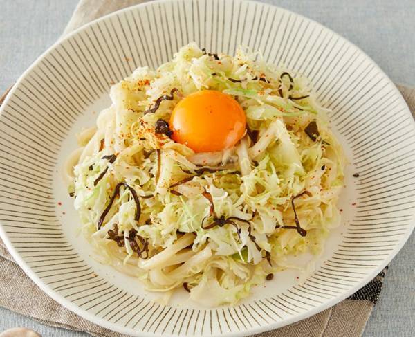 包丁は使わない！　市販の千切りキャベツを使って簡単主食が完成？