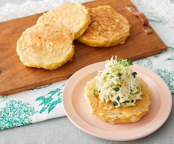 包丁は使わない！　市販の千切りキャベツを使って簡単主食が完成？