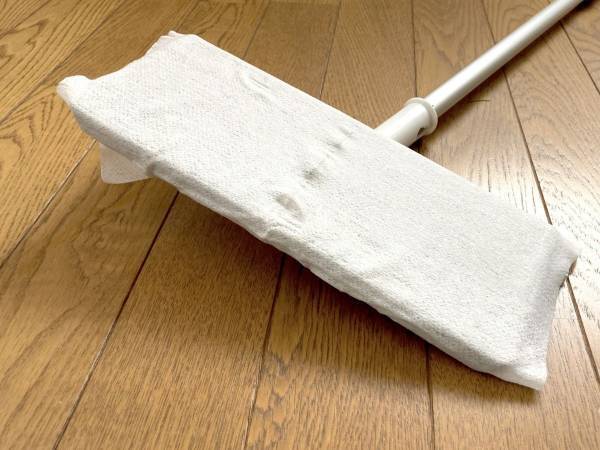 フローリングワイパーと掃除機、どっちが先？　正解に「勘違いしてた」「気を付ける」