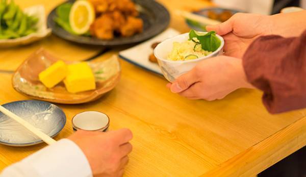 店員を怒鳴り散らす男性　そばにいた恋人の行動に「惚れる」「かっこよすぎ」