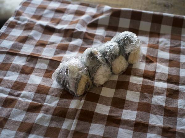 食べやすいおにぎりの包み方は？　クレハが教えるコツに「勉強になります！」