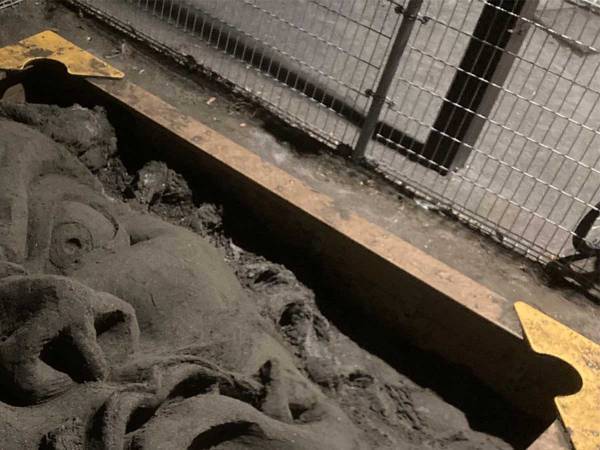 砂場の光景にビビる…！　街の公園で発見された「ガチすぎ」な作品が？