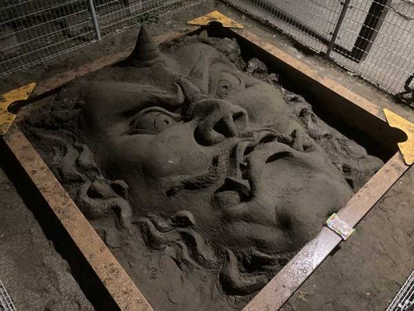 砂場の光景にビビる…！　街の公園で発見された「ガチすぎ」な作品が？