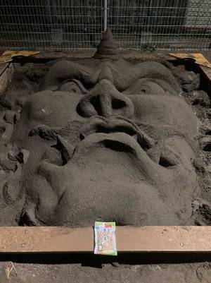 砂場の光景にビビる…！　街の公園で発見された「ガチすぎ」な作品が？