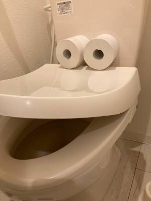 便座の上にトイレットペーパーを置くと…？　写真に「変な声でた」「お腹が痛い」